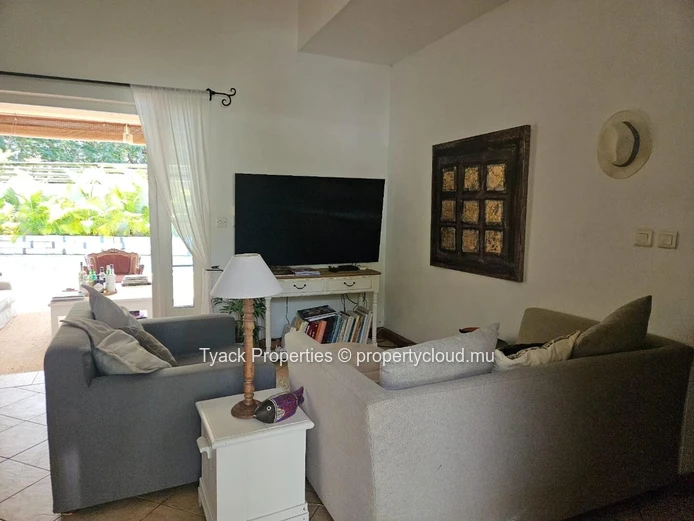 Villa for Sale in Pereybere – Spacious Home with Pool and Garden