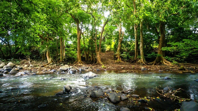Terrain Smart City à Vendre à Cap Tamarin – Bord de Rivière