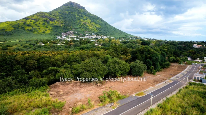 Terrain Smart City à Vendre à Cap Tamarin – Bord de Rivière