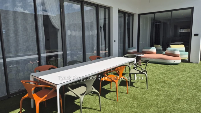 Luxury 4-Bedroom Villa for Sale Near La Croisette – Private Pool & Contemporary Design