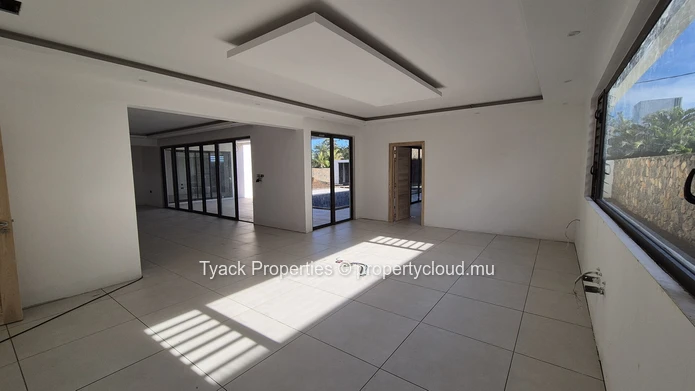 Exclusive 4-Bedroom Luxury Villas Near La Croisette with Large Plots
