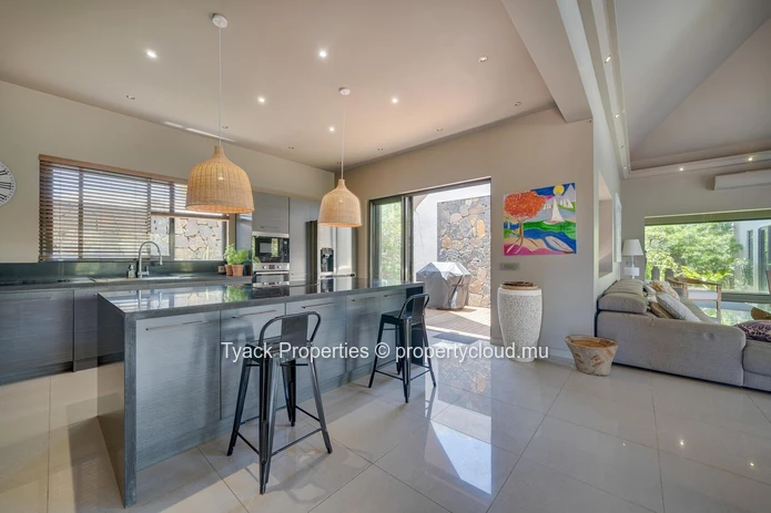 Luxury Villa with Private Pool and Spacious Living – Grand Baie