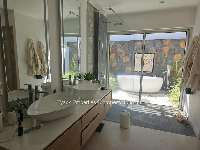 Rare 5-Bedroom Villa with Heated Pool & Spa – Grand Baie