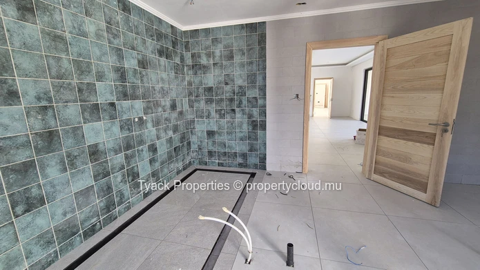 Luxury 4-Bedroom Villa for Sale Near La Croisette – Private Pool & Contemporary Design