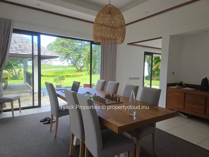 Grand Villa of 600m2 with Private Pool and Expansive Garden Retreat