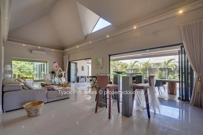 Luxury Villa with Private Pool and Spacious Living – Grand Baie