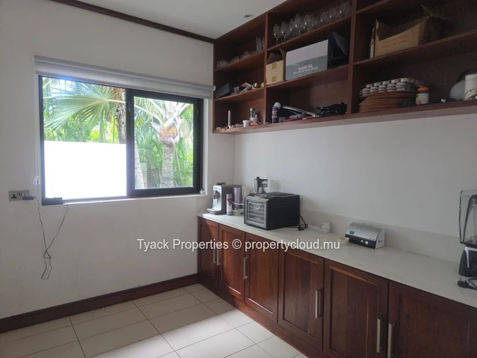 Grand Villa of 600m2 with Private Pool and Expansive Garden Retreat