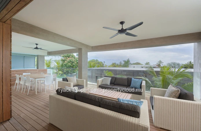 Apartment with Exceptional Lagoon Access