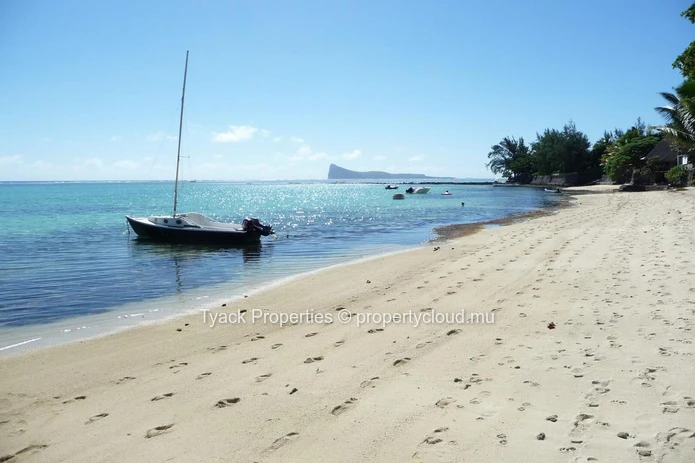 Propriété Hôtelière à Vendre à Grand Baie – 28 Chambres avec Piscine et Restaurant