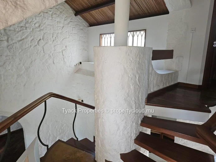 Villa for Sale in Pereybere – Spacious Home with Pool and Garden