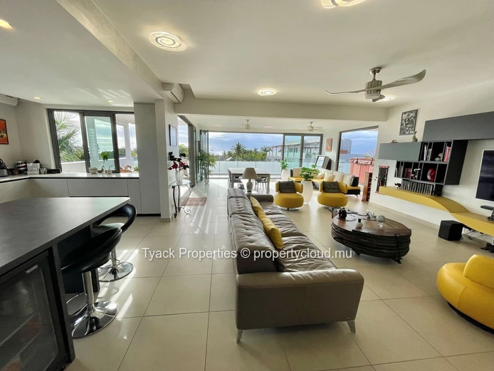 Luxury R+2 Penthouse with Panoramic Lagoon & Mountain Views – Rivière Noire
