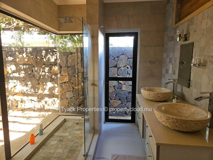 Villa 4 Chambres avec Piscine à Vendre – Pointe aux Biches, à 250m de la Mer