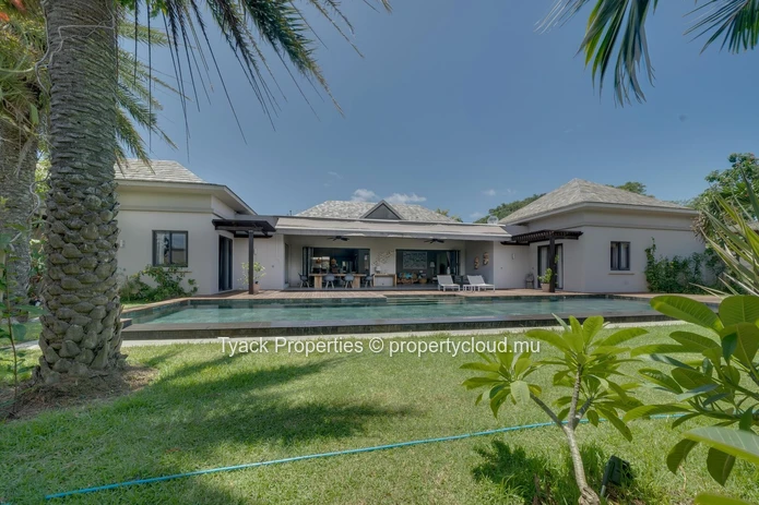 Luxury Villa with Private Pool and Spacious Living – Grand Baie