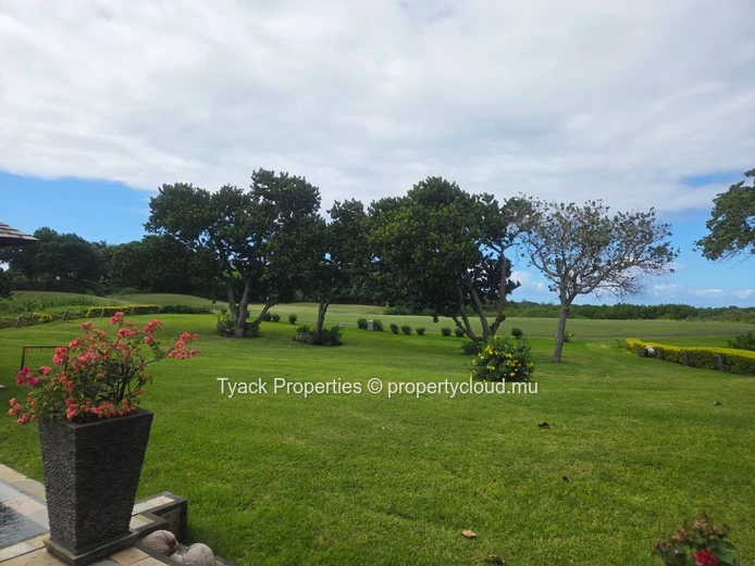 Grand Villa of 600m2 with Private Pool and Expansive Garden Retreat