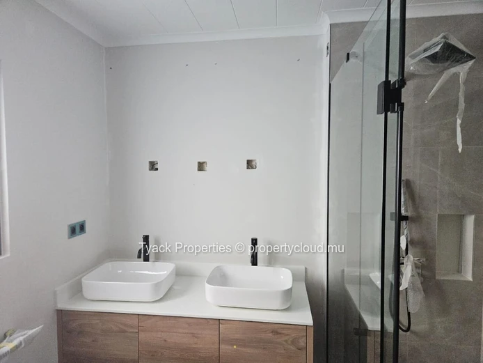Elegant 2-Bedroom Villa with Pool & Office Space – Cap Malheureux