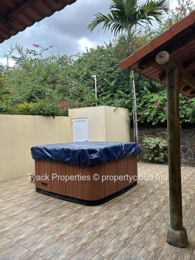 Duplex Moderne avec Jacuzzi à Vendre – 3 Chambres à Pointe aux Piments