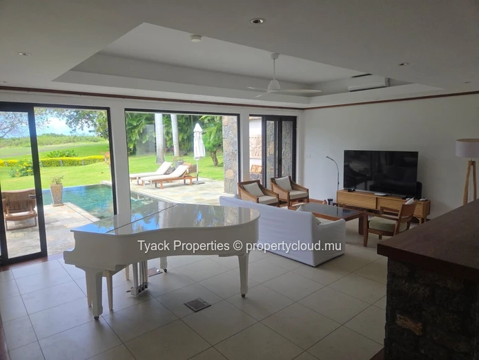 Grand Villa of 600m2 with Private Pool and Expansive Garden Retreat