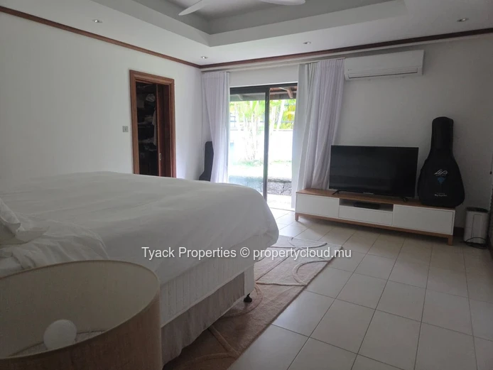 Grand Villa of 600m2 with Private Pool and Expansive Garden Retreat