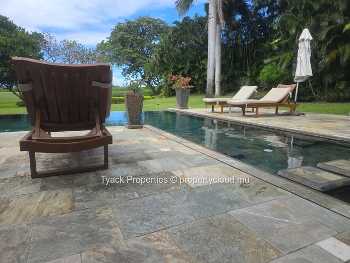 Grand Villa of 600m2 with Private Pool and Expansive Garden Retreat