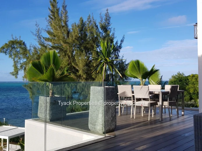 Sea-View Penthouse for Sale in Roches Noires – Private Lift Access