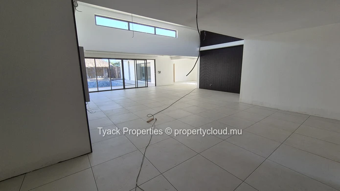 Exclusive 4-Bedroom Luxury Villas Near La Croisette with Large Plots