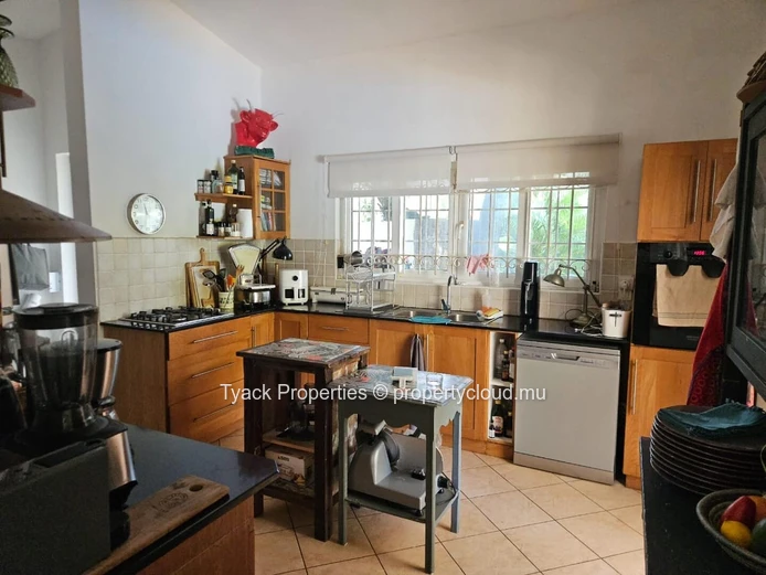 Villa à vendre à Grand Baie – 4 chambres avec piscine et buanderie