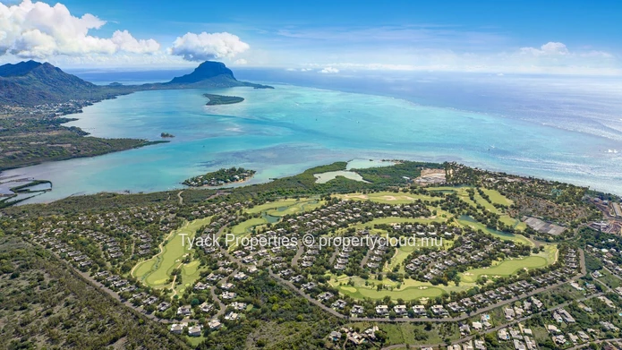 Terrain PDS à Vendre à Harmonie Golf Estates, Rivière Noire – Vues Exclusives sur le Golf et le Lagon