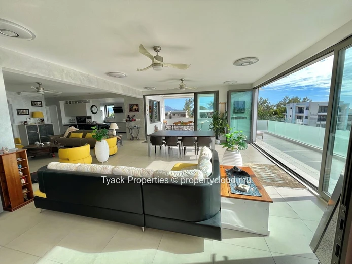 Luxury R+2 Penthouse with Panoramic Lagoon & Mountain Views – Rivière Noire