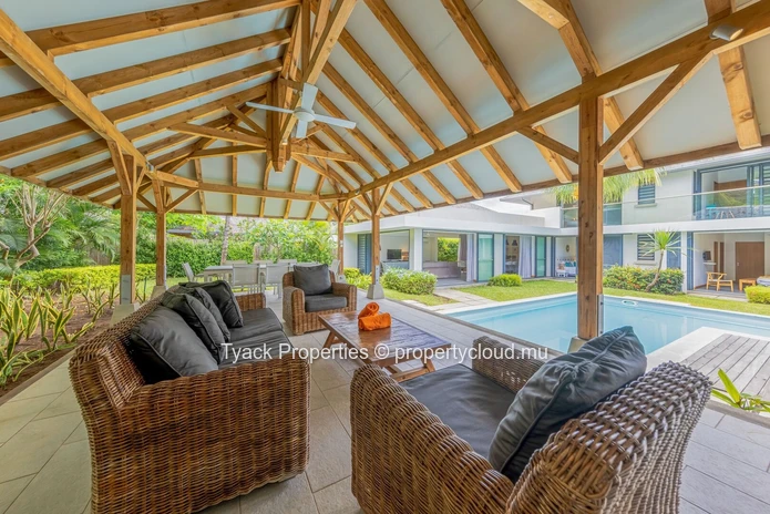 Luxury 4-Bedroom Villa with Concierge Services and Mountain Views – Rivière Noire