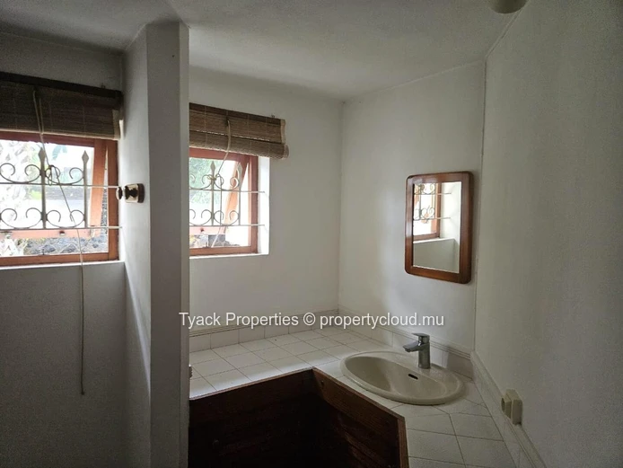 Villa for Sale in Pereybere – Spacious Home with Pool and Garden