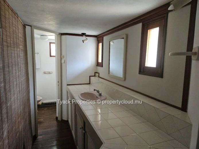 Villa for Sale in Pereybere – Spacious Home with Pool and Garden