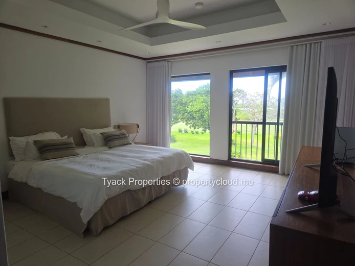 Grand Villa of 600m2 with Private Pool and Expansive Garden Retreat