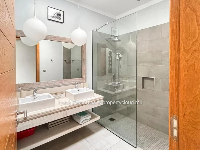 Luxury 3-Bedroom Villa with Private Pool – Balaclava