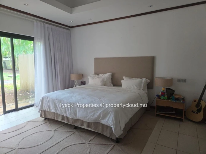 Grand Villa of 600m2 with Private Pool and Expansive Garden Retreat