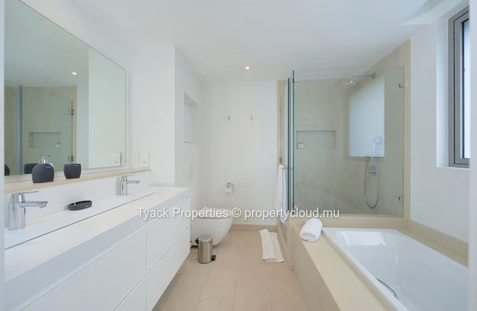 Apartment with Exceptional Lagoon Access
