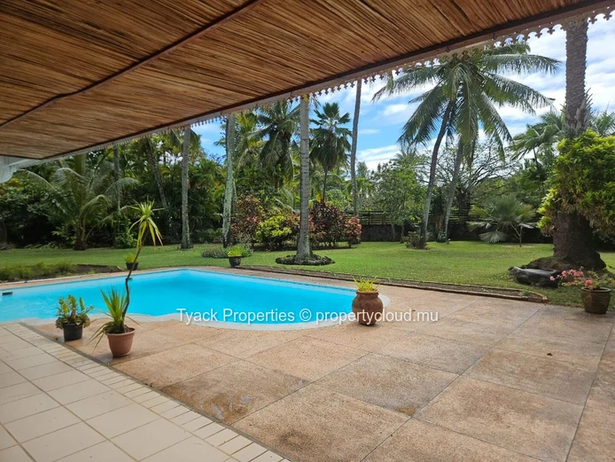 Villa for Sale in Pereybere – Spacious Home with Pool and Garden