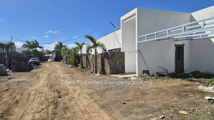 Luxury 4-Bedroom Villa for Sale Near La Croisette – Private Pool & Contemporary Design