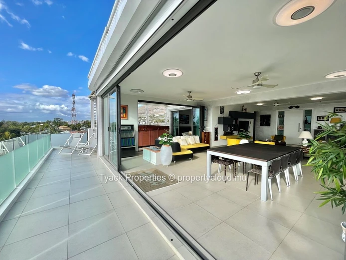 Luxury R+2 Penthouse with Panoramic Lagoon & Mountain Views – Rivière Noire