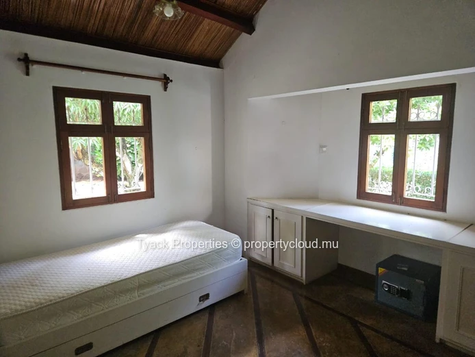 Villa for Sale in Pereybere – Spacious Home with Pool and Garden