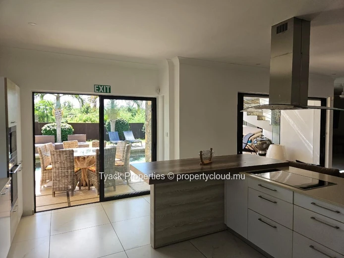 Villa 4 Chambres avec Piscine à Vendre – Pointe aux Biches, à 250m de la Mer