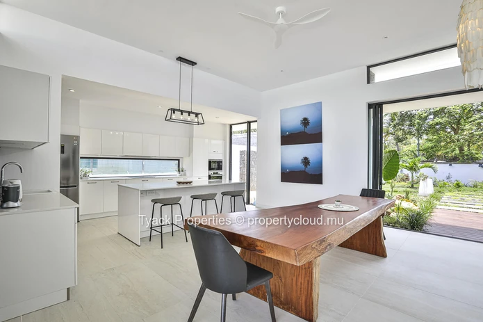 Élégante villa contemporaine avec vue imprenable sur le golf