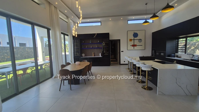 Exclusive 4-Bedroom Luxury Villas Near La Croisette with Large Plots