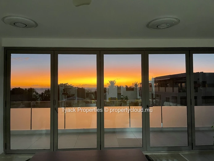 Luxury R+2 Penthouse with Panoramic Lagoon & Mountain Views – Rivière Noire
