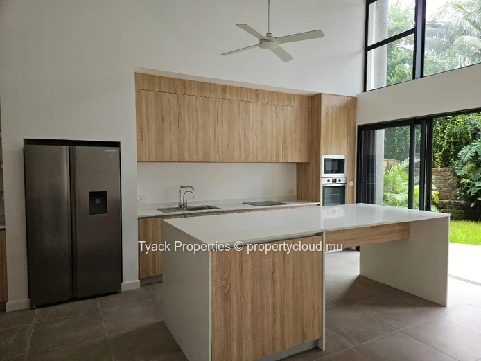 Villa 3 Chambres avec Jardin Privé & Accès Piscine – Pointe aux Canonniers