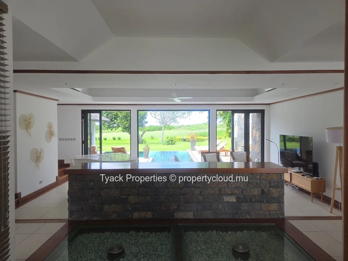 Grand Villa of 600m2 with Private Pool and Expansive Garden Retreat