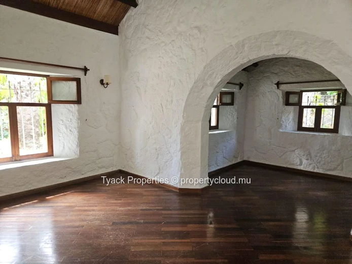 Villa for Sale in Pereybere – Spacious Home with Pool and Garden
