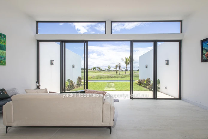 Élégante villa contemporaine avec vue imprenable sur le golf