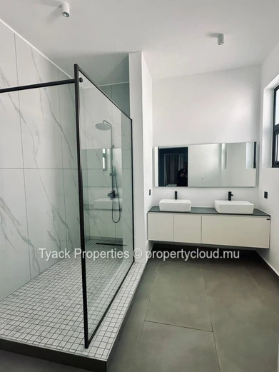 Penthouse Moderne avec Terrasse sur le Toit et Piscine – Pereybere