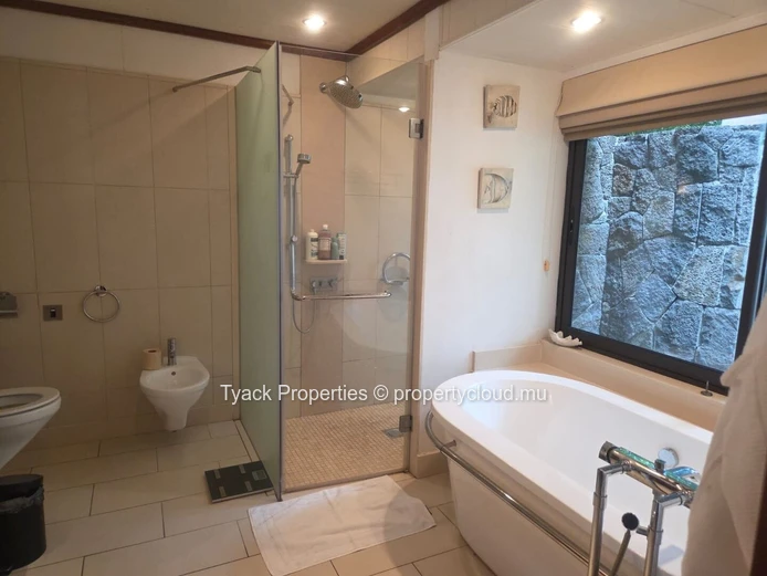 Grand Villa of 600m2 with Private Pool and Expansive Garden Retreat