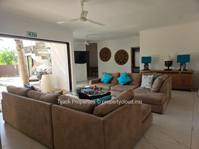 Villa 4 Chambres avec Piscine à Vendre – Pointe aux Biches, à 250m de la Mer